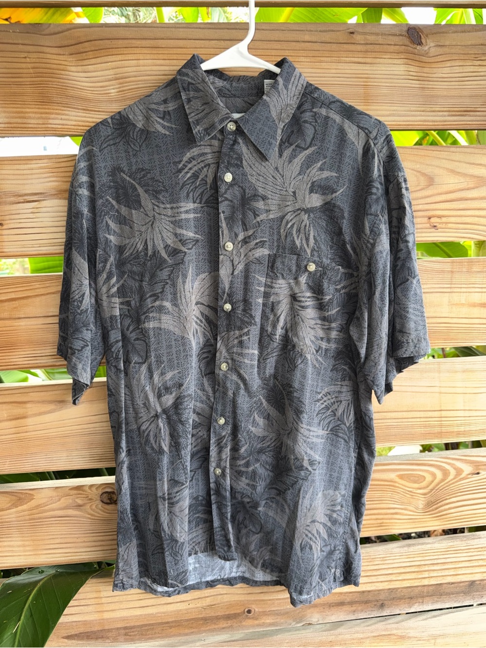 Vintage 100% Rayon Men's Gray Tropical Short-Sleeve Button-Up Shirt